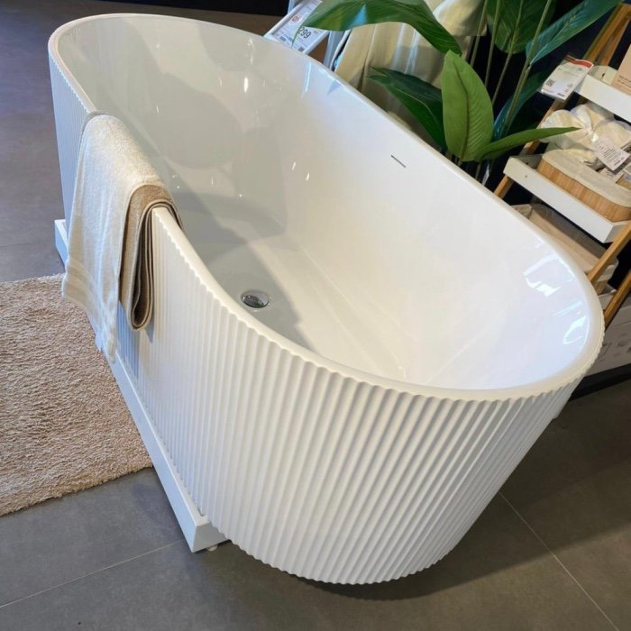 Freestanding glossy white acrylic modern bathtub